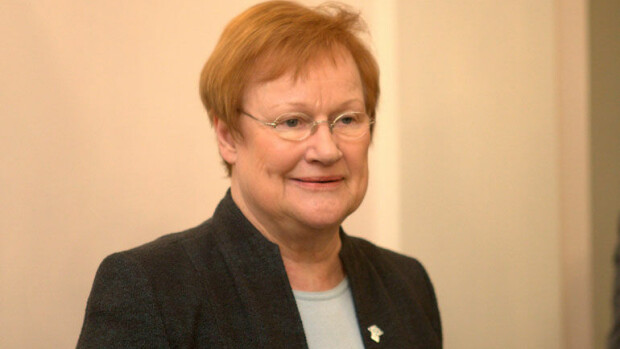 Presidentti vessapaperiostoksilla! Tarja Halonen kirmasi kansan parissa tarjousten perässä – kuvat! Tarja Halonen juoksi tarjousten perässä.