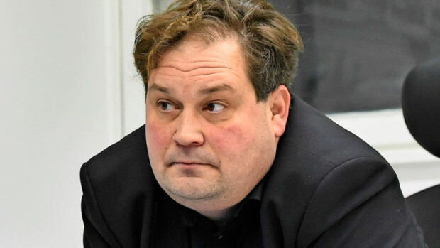 Kouluturvaa-lehden hämäräbisneksiin sotkettu Jethro Rostedt raivostui: ”No mitä helvettiä? Marssin poliisin pakeille!” Jethro raivostui.