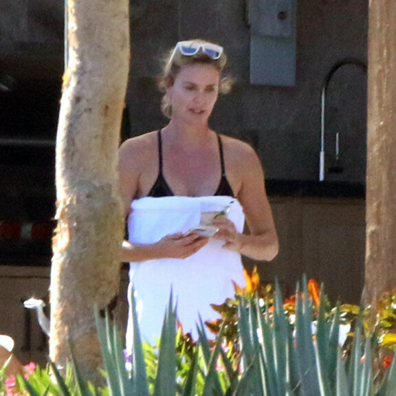 Uuh, mikä bikinikroppa, Charlize Theron - katso kiitospäivän lomakuvat Meksikosta! Charlize Theron