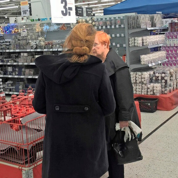 Presidentti vessapaperiostoksilla! Tarja Halonen kirmasi kansan parissa tarjousten perässä – kuvat! Tarja Halonen ostoksilla.