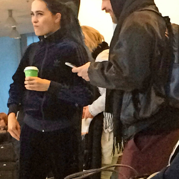 Sanni karkasi Portugaliin tuottajansa kanssa: huippuhuvilan vuokra jopa 6000 euroa viikossa - kuva! Sanni ja Hank Solo lentokentällä.