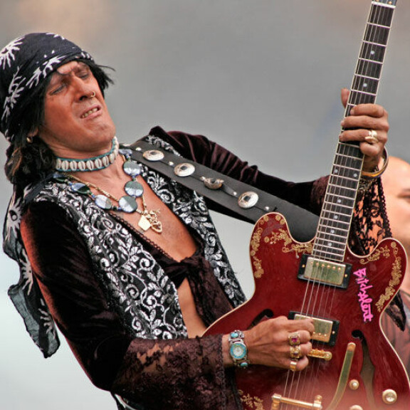 Ruotsalaistähti Ola Rapace hehkuttaa suomalaisia: Andy McCoy on sankarini! Andy McCoy