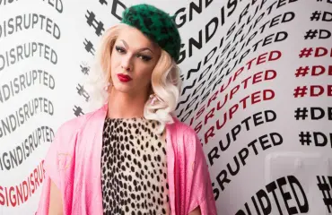 Ensimmäinen drag queen-malli tähdittää historiallista alusvaatekampanjaa - kuvat!