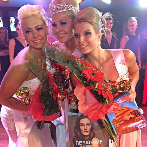 Nina Heinikoski kuvassa keskellä. Nina Heinikoski voitti Miss Cover Girls -kilpailun.