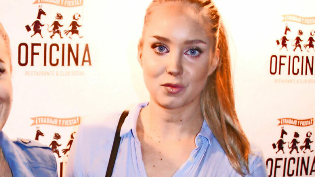 Huhhuh, mitkä bileet! Sabina Särkkä esittelee paljasta pintaa bilemekossa kylpyammeessa - katso kuva! Sabina Särkkä