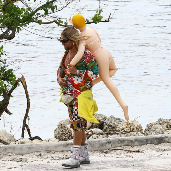 Mitä ihmettä Matthew McConaughey touhusi seksinuken kanssa? Kuvat! Matthew McConaughey