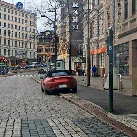 Mikael Jungnerin liikennekäytös pöyristyttää taas: parkkeerasi törkeästi – kuva! Mikael Jungner pysäköi autonsa törkeästi.