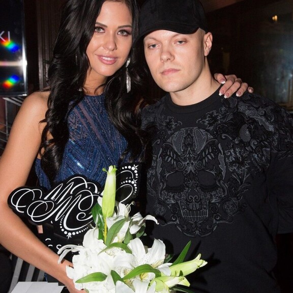 Salkkarit-kaunotar Jasmin Voutilaiselta Miss Helsinki -titteli sivu suun: lohduttautui managerirakkaansa rinnalla – kuva! Jasmin ja Ville.