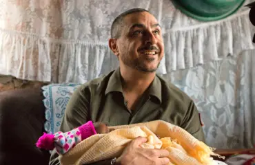 Pikkutyttö riensi leikkikentältä imettämään - Arman Alizad järkyttyi Afrikassa lapsivaimoista: Silloin ajattelin, että ei jumalauta!