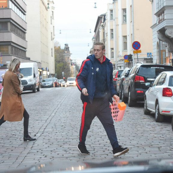 Mikael Forssellin vuodet naistenmiehenä ovat ohi: pelimies on nyt kiireinen perheenisä – katso paparazzikuvat! Mikael ja Metti Forssell