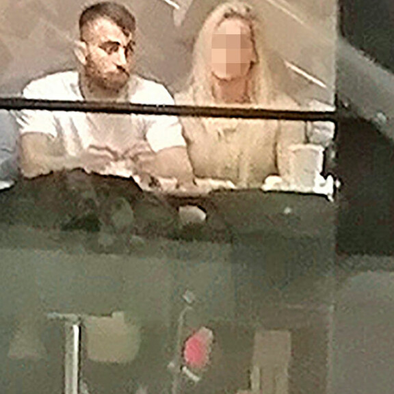 Romanssia ilmassa? Makwan Amirkhani nautiskeli hampurilaisia kauniin blondin kanssa – kuva! Makwan Amirkhani Hesburgerissa kauniin blondin kanssa.