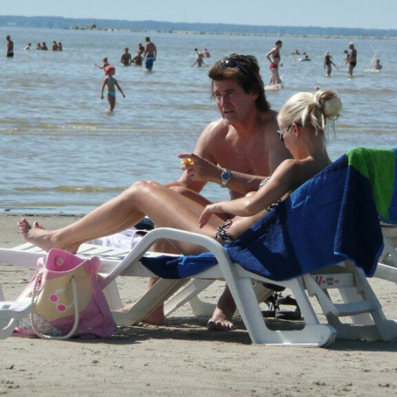 Paparazzi ikuisti Frederikin ja Riikan lomailemassa Pärnussa vuonna 2013. Pariskunta lomaili Pärnussa vuonna 2013.
