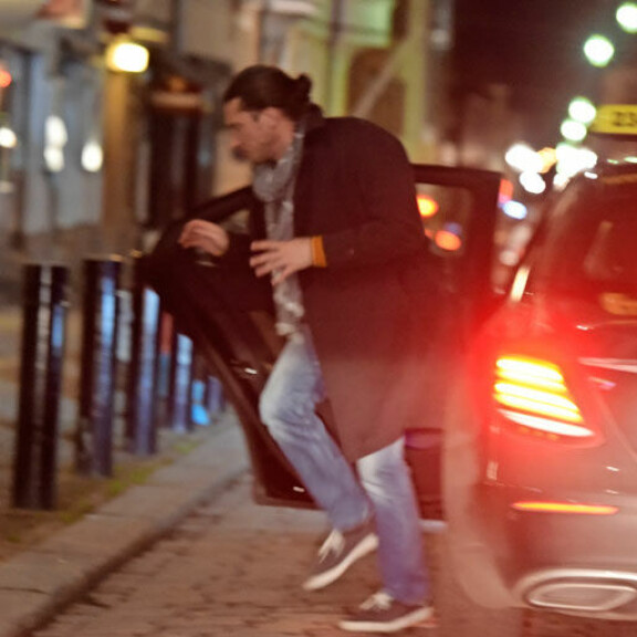 Tomi Metsäkedon maanantaikänni-illan päätös: kompuroi ja yritti jahdata paparazzia – kuvat! Tomi Metsäketo