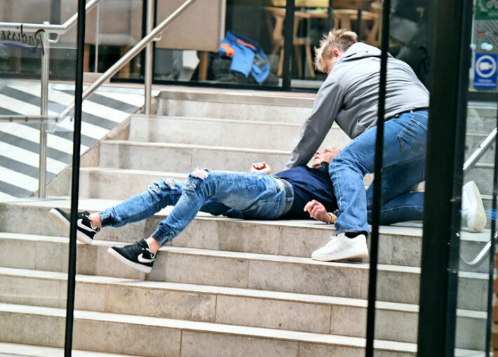 Karut kuvat: Matti Nykänen saapui risteilyltä Suomeen heikossa kunnossa – työnnettiin laivalta pyörätuolissa, kaatui hotellin portaisiin! Matti Nykänen