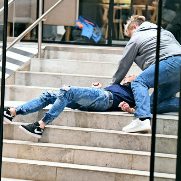 Karut kuvat: Matti Nykänen saapui risteilyltä Suomeen heikossa kunnossa – työnnettiin laivalta pyörätuolissa, kaatui hotellin portaisiin! Matti Nykänen