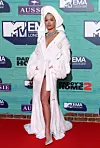Rita Ora poseeraa