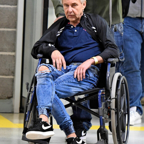 Voi ei! Matti Nykänen ryyppäsi itsensä pyörätuoliin pikkujouluristeilyllä – karu kuva satamasta! Matti Nykänen satamassa.
