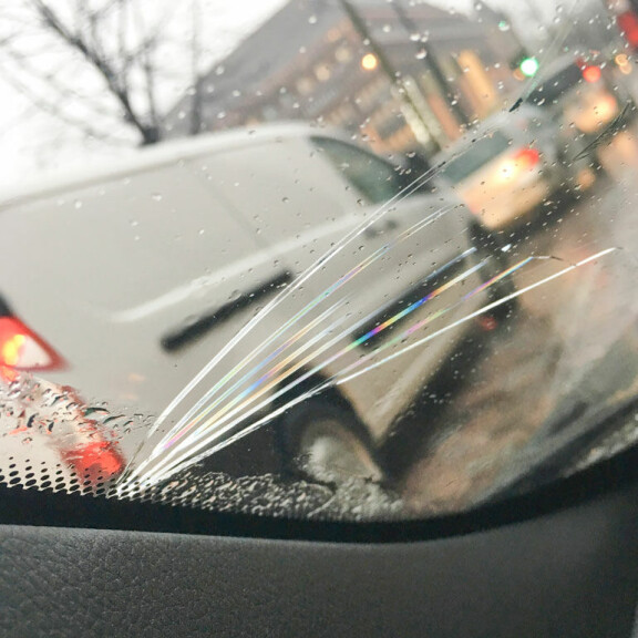 Tähän hirvi tömähti. Jäljet Amandan Bemarin tuulilasissa ovat hyvin nähtävillä. Tähän hirvi tömähti. Jäljet Amandan Bemarin tuulilasissa ovat hyvin nähtävillä.