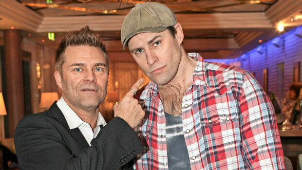 Voi ei, Ressu Redfordin ja Neon 2 -Jussin keikkabussi levisi Tampereella – kuva! Ressun ja Jussin keikkabussi hajosi.