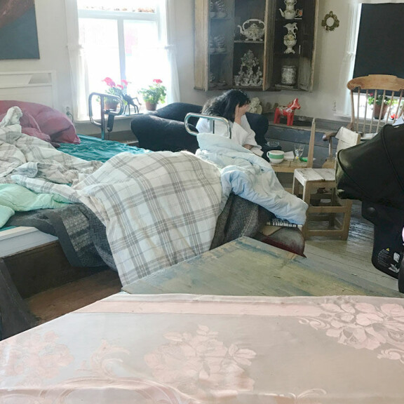 Leilan myydessä pariskunnan irtaimistoa paikalle saapuneet hämmentyivät. Leila ei osallistunutkaan tilaisuuteen vaan kyhjötti surullisena nurkassa. – Kuntoni oli niin heikko, etten jaksanut osallistua. Onneksi minulla oli apujoukkoja, Leila kiittelee. Leila Palmun huutokauppa.