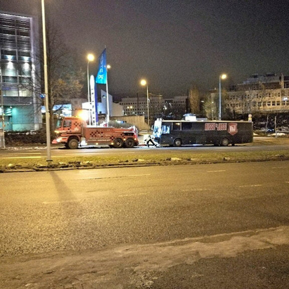 Voi ei, Ressu Redfordin ja Neon 2 -Jussin keikkabussi levisi Tampereella – kuva! Ressun ja Jussin keikkabussi.