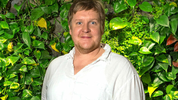 Onnela-sarjan Santtu Karvosella on jättimäiset ruotsalaissaappaat täytettävänään: Ovesta tuli Jorma! Santt uKarvosella on suuret saappaat täytettävänä.