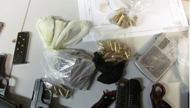 Huhhuh, Helsingin poliisi löysi Bandidosin ja United Brotherhoodin tiloista hirvittävän läjän huumeita ja aseita – kuvat löydöstä! aseet