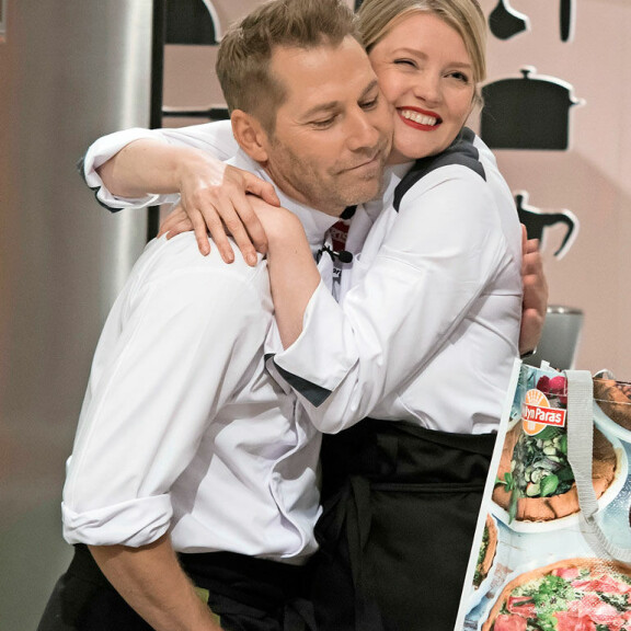 Myös mallina ja juontajana tunnettu Pipsa Hurmerinta toivotti Harrin lämpimästi tervetulleeksi. Myös mallina ja juontajana tunnettu Pipsa Hurmerinta toivotti Harrin lämpimästi tervetulleeksi.