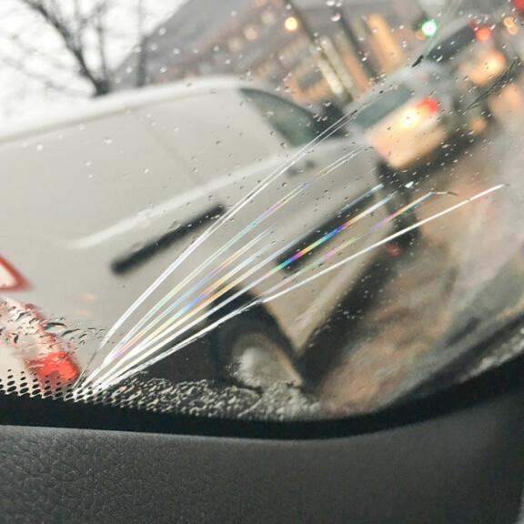 Tällaiset jäljet hirvikolari jätti Amanda Harkimon Bemariin – kuvat! Amandan tuulilasiin tuli särö.