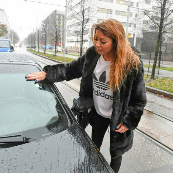 Tällaiset jäljet hirvikolari jätti Amanda Harkimon Bemariin – kuvat! Amanda törmäsi hirveen.