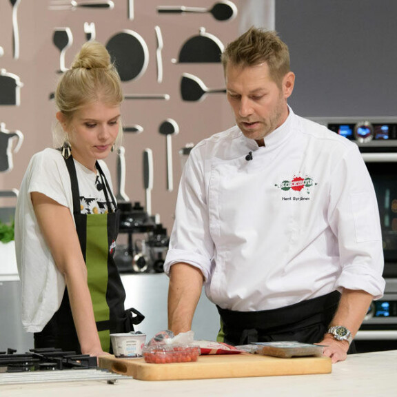 Näyttelijä Alina Tomnikov valikoitui Harrin pariksi Kokkisodan uuden kauden toisessa jaksossa. Näyttelijä Alina Tomnikov valikoitui Harrin pariksi Kokkisodan uuden kauden toisessa jaksossa.