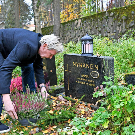 Koskettavat kuvat: Isänpäivä on yhä Matti Nykäselle vuoden pahin päivä – muistelee viimeistä tapaamista: ”Isä sanoi, ettei enää mene hyvin” Matti Nykänen haudalla.