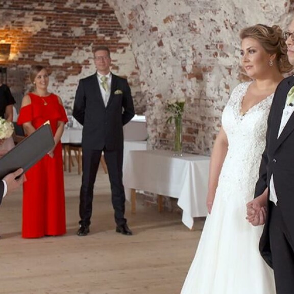 Turkulainen Johanna ja porvoolainen Markus halusivat alusta asti onnistua suhteessaan. Johanna ja Markus Ensitreffit alttarilla 4. tuotantokausi