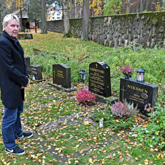 Koskettavat kuvat: Isänpäivä on yhä Matti Nykäselle vuoden pahin päivä – muistelee viimeistä tapaamista: ”Isä sanoi, ettei enää mene hyvin” Matti Nykänen haudalla.