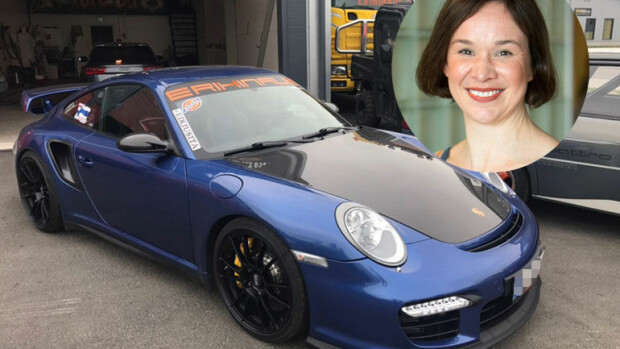 Raivo repesi Vantaalla: Naarmuttiko Rosa Meriläinen arvokasta Porsche-näyttelyautoa vihreiden juhlissa? ”Konepellissä näkyy jokainen jälki” Rosa Meriläinen ja Porsche 911 Turbo