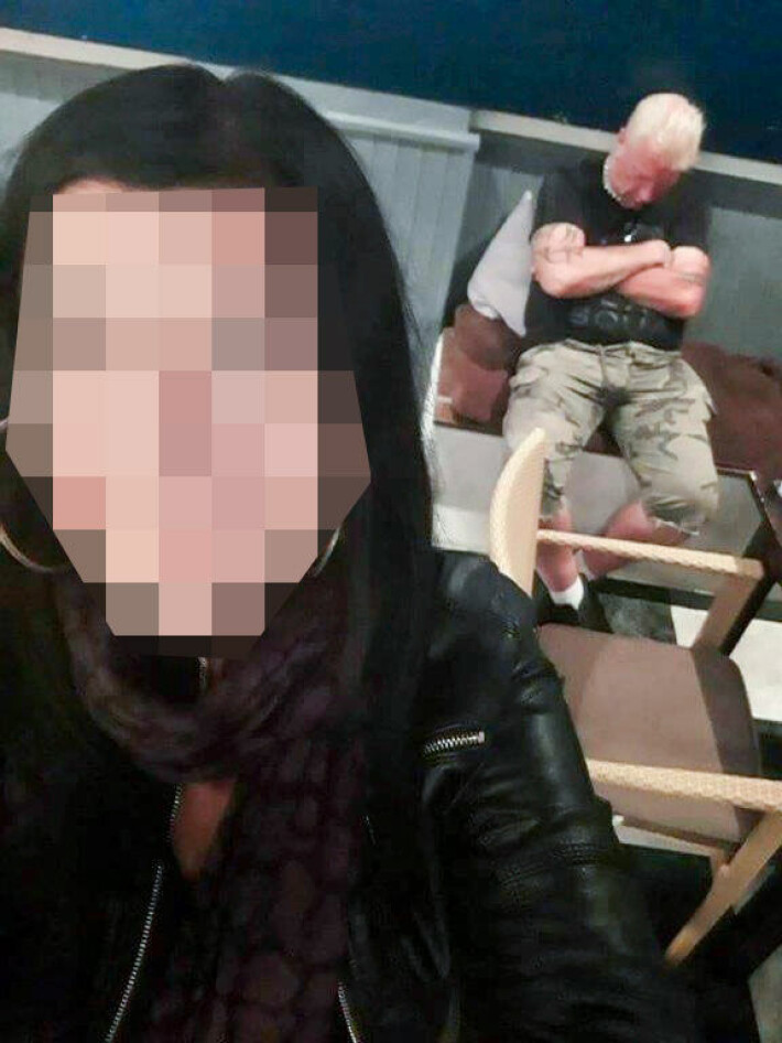 Valitettava some-ilmiö yleistyy Aurinkorannikolla: selfieitä sammuneen Tauski Peltosen kanssa – kuvat! Ihmiset ottavat selfieitä Tauskin kanssa.
