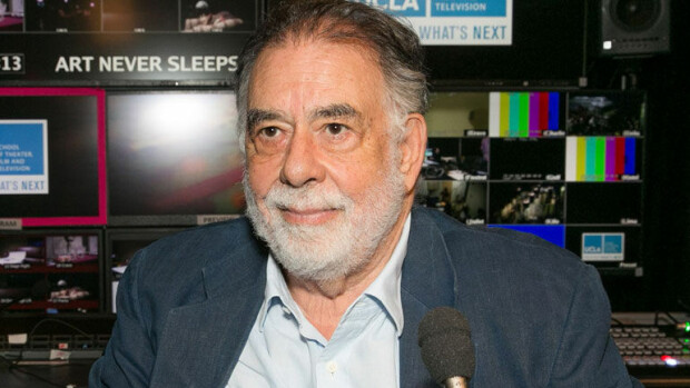 Nyt kävi nolosti! Ohjaajalegenda Francis Ford Coppola tuijotti Playboy-kaunottaren peppua – kuva! Francis Ford Coppola jäi kiinni pepun tuijottelusta.
