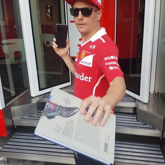 Matti Esko, Kimi Räikkönen ja lippis – mitä ihmettä?! Kimi sai Matin kirjan...