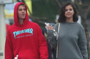Suhdehuhut vahvistuvat: Justin Bieber ja Selena Gomez hempeilivät rakastuneen oloisina - kuvat!