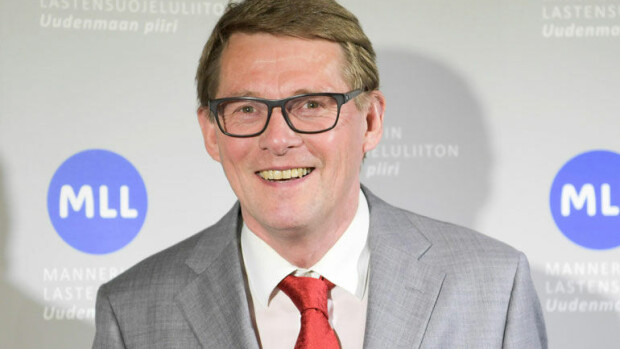 Presidenttiehdokas Matti Vanhanen läheisissä tunnelmissa Heidi-opettajarakkaansa kanssa – kuva! Matti Vanhanen on presidenttiehdokas.
