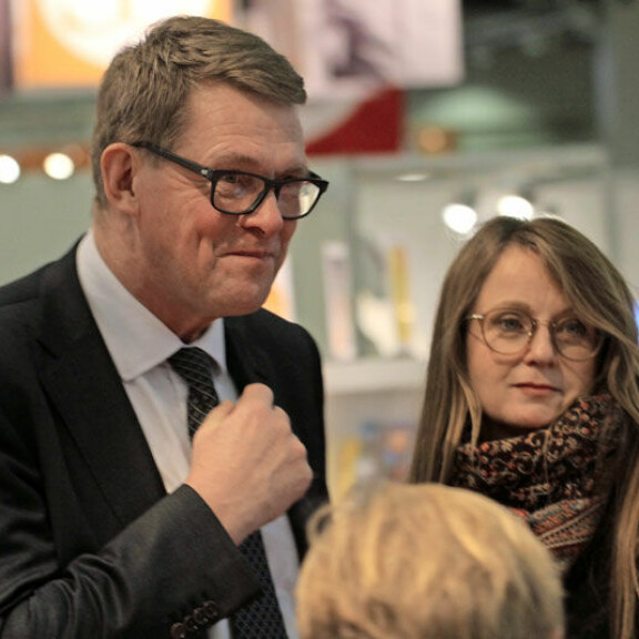 Presidenttiehdokas Matti Vanhanen läheisissä tunnelmissa Heidi-opettajarakkaansa kanssa – kuva! Matti Vanhanen on presidenttiehdokas.