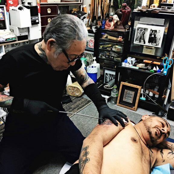 Arman Alizad otti Viimeinen ristiretki -kuvauksissa kivuliaan tatuoinnin, tällainen se on - kuva! ”Kuulosti kuin olisi hinkattu raastimella” Arman tatuoitavana.