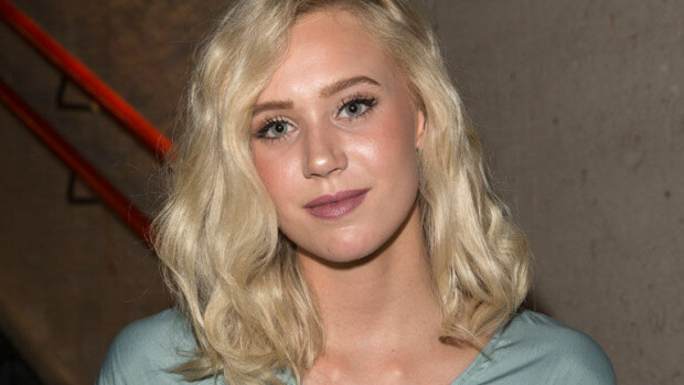Skam-kaunottaren uskomattoman hieno halloween-look suoraan Twin Peaksista - katso! Josefine Pettersen juhlii.