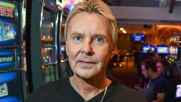 Eipä ole matti kukkarossa - Matti Nykänen ja Pia-vaimo tienasivat yli 100 000 euroa! Matti Nykänen poseeraa Seiskalle