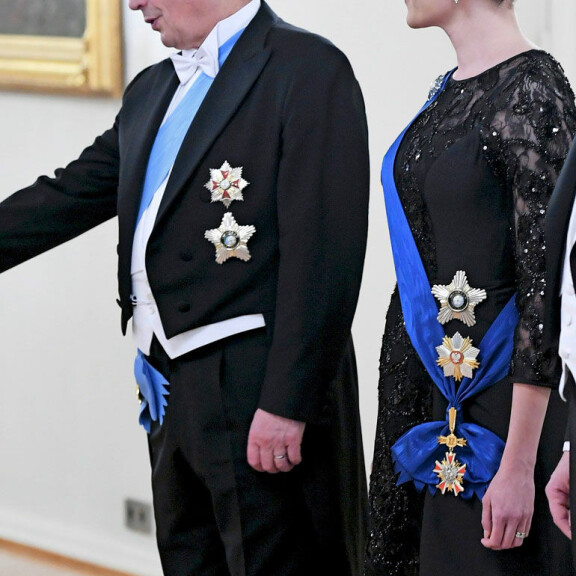 Esikoista odottava Jenni Haukio varasti huomion: vauvavatsa näkyy jo kauniisti – kuvat! Jenni Haukio ja Sauli Niinistö illallisella.