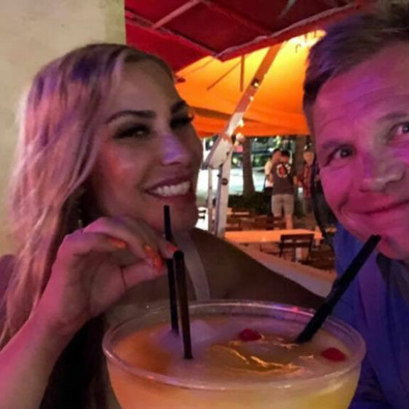 Mika Salo vietti halloweenia Miamissa – seurana näyttävä blondikaunotar Henna! Katso kuva! Mika ja Henna