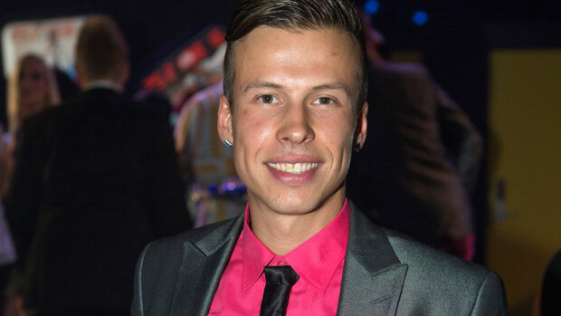 Antti Kurhinen hieroo vaginoita hiki hatussa, mutta pikkupalkalla - pimppikato vei kolikot kukkarosta! Antti Kurhinen