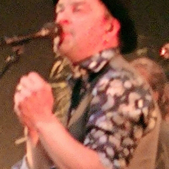 Manuela Boscon ja Tuure Kilpeläisen yllätyskihlat: tässä on sormus - kuvat! Tuure Kilpeläinen nähtiin keikalla sormus sormessa.