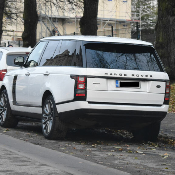 Ex-huippumalli Mirella Koullias huristeli Helsingissä yli 200 000 euron ökyautolla – kuvat! Mirella auto