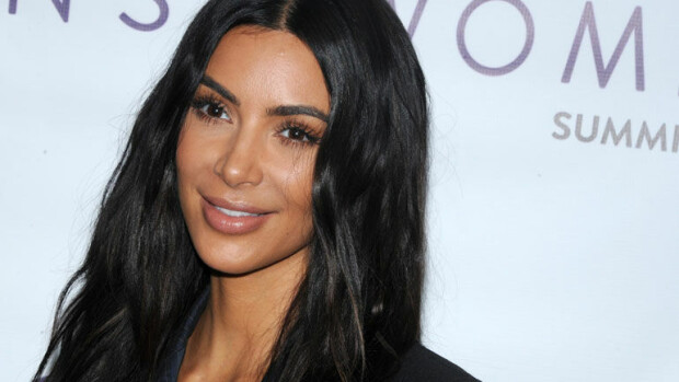 Kim Kardashianin paljastava halloween-asu aiheutti someraivon – kuva! Kim Kardashian pukeutui paljastavaan halloween-asuun.